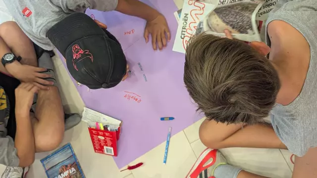 Los adolescentes madrileños que veranean en 'modo avión': "Aquí no te dan ganas ni de coger el móvil"