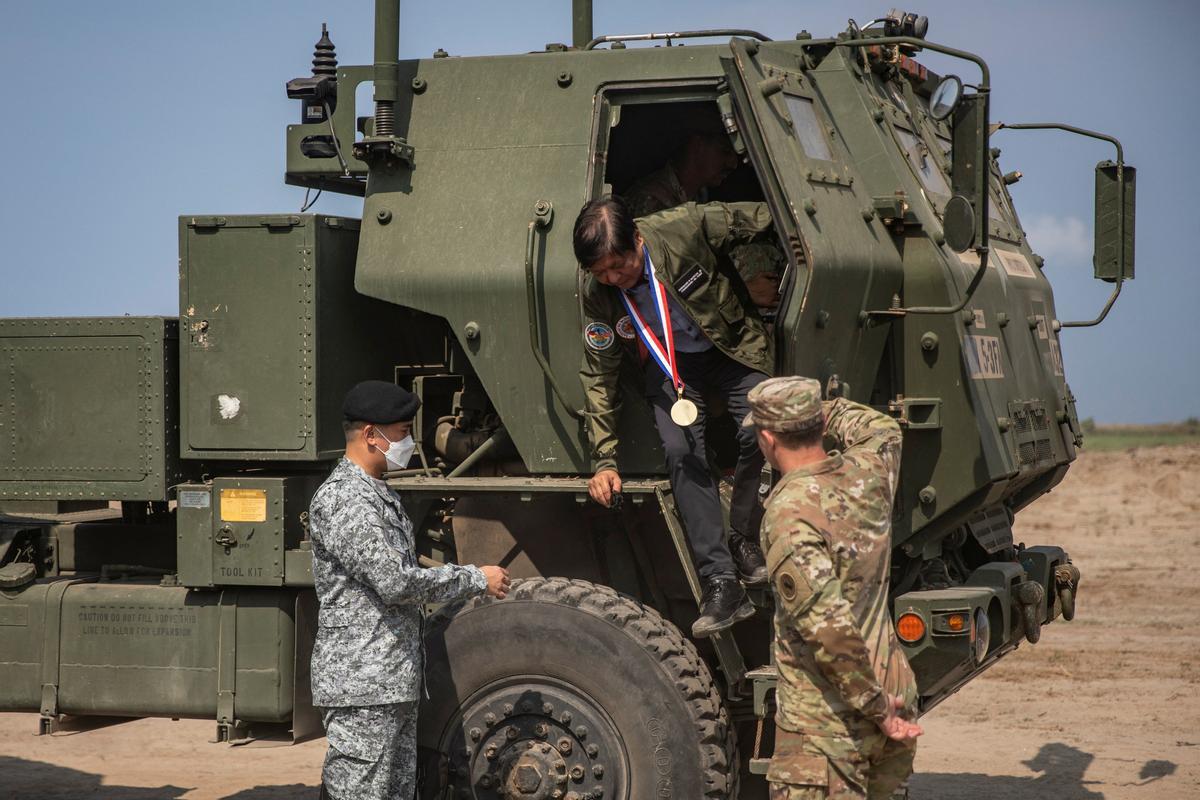 El presidente Marcos Jr. supervisa los ejercicios militares Filipinas-EEUU