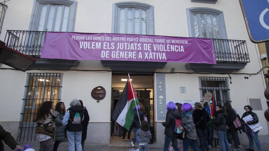 El eco feminista resuena en Xàtiva con la manifestación del 8M