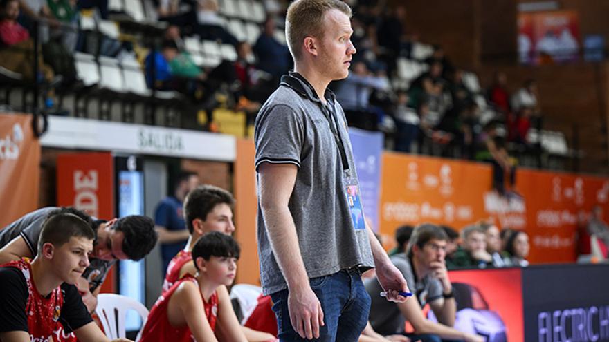 Josep Santasusana, entrenador del Bàsquet Manresa infantil: «Si treballem podem competir amb gairebé tothom»