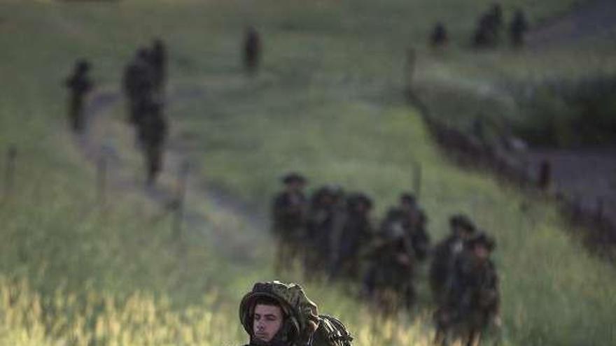 Soldados israelíes, en unas maniobras en los Altos del Golán.  // Efe