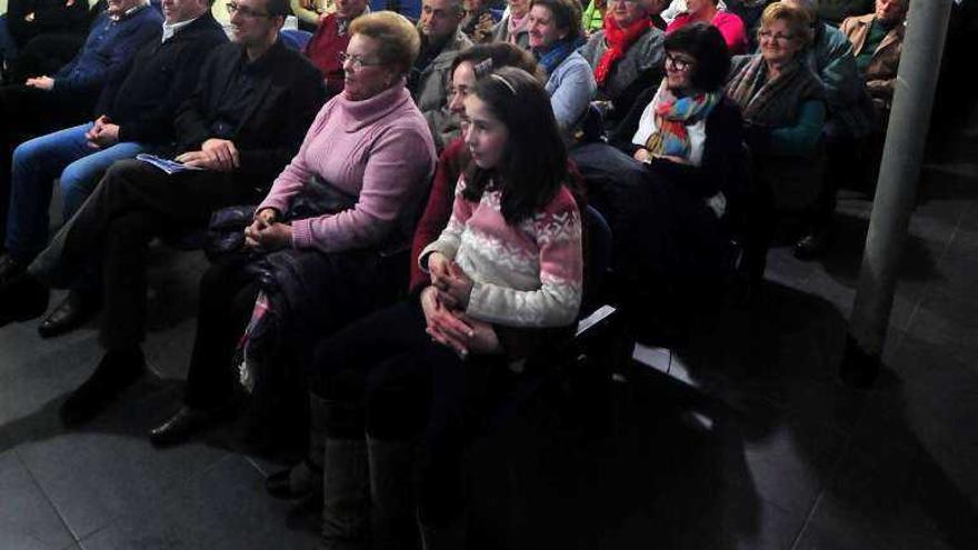 Un momento de la clausura del certamen de teatro de Baión. // I. A.