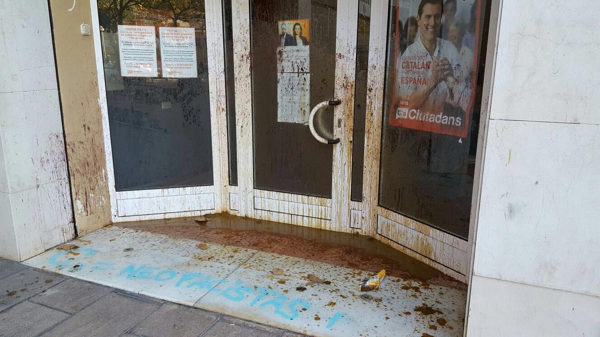 La sede de Ciutadans atacada, en L'Hospitalet de Llobregat.
