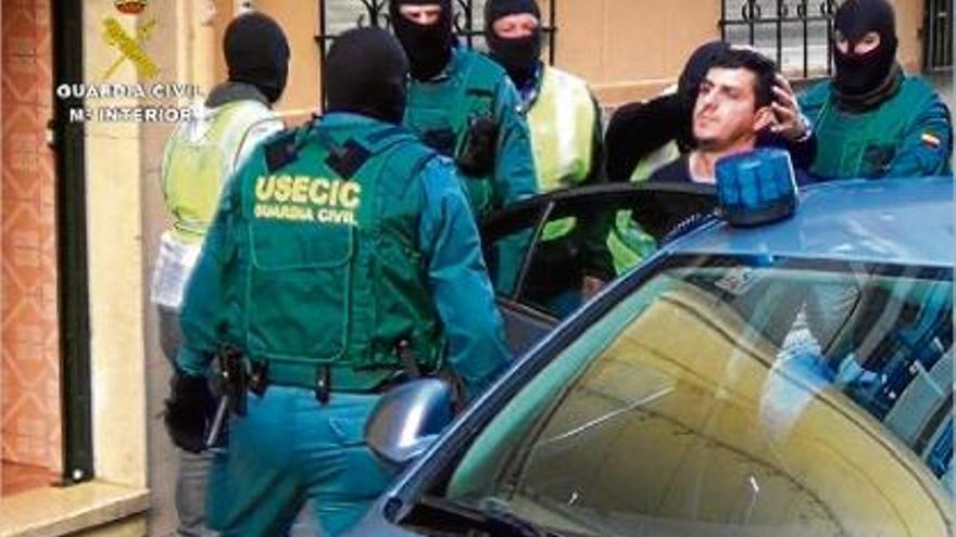 El ciutadà marroquí durant la detenció practicada per la Guàrdia Civil.