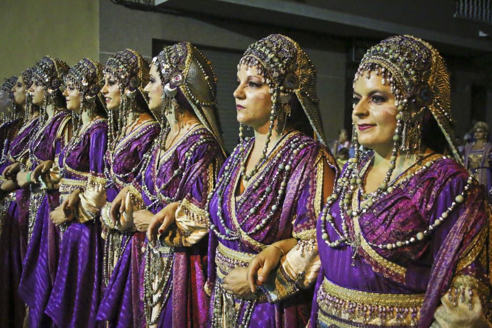 Diferentes imágenes del desfile de la Entrada Mora de Almoradí.