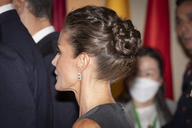 Detalle del peinado de la reina Letizia para la cena de gala: un moño trenzado