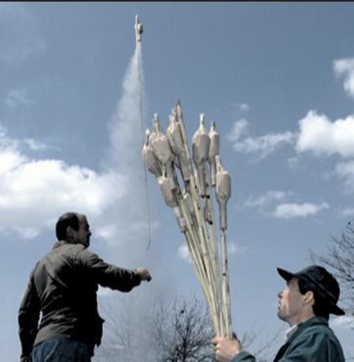 Fogueteiros en pleno proceso de tirada dos fogos de pirotecnia.   | // ARQUIVO DO AUTOR