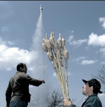 Fogueteiros en pleno proceso de tirada dos fogos de pirotecnia.  