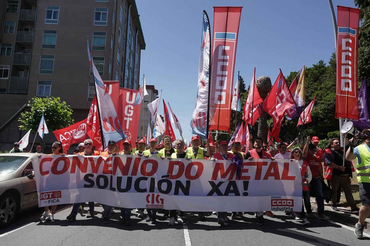 La manifestación del metal corta el acceso a A Coruña por Alfonso Molina La manifestación del metal corta el acceso a A Coruña por Alfonso Molina