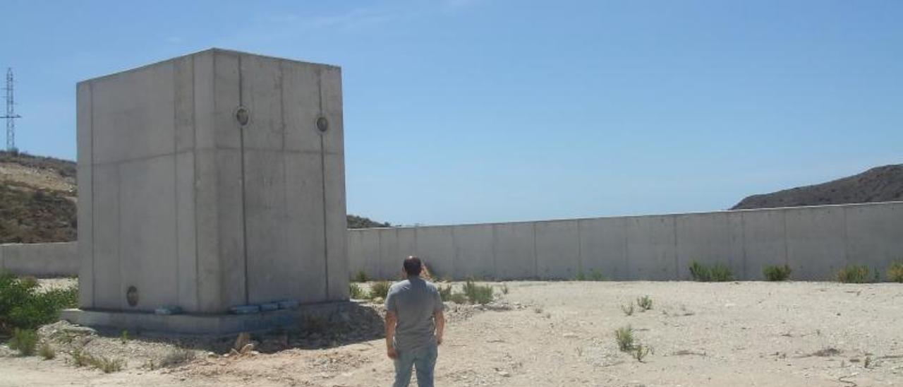 Estructuras abandonadas del fallido proyecto del Consell de una depuradora en la zona norte.