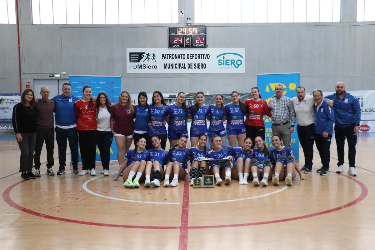 Las juveniles del Siero Deportivo, junto a directiva, cuerpo técnico y el concejal de Deportes de Siero, Chus Abad, tras conseguir el título de campeonas de Asturias.