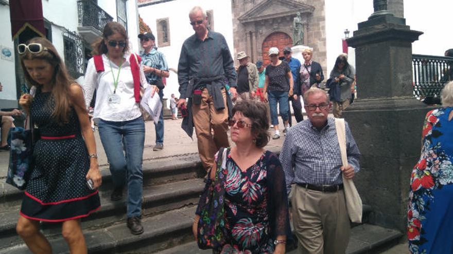 Un grupo de turistas pasea por el casco histórico de Santa Cruz de La Palma.