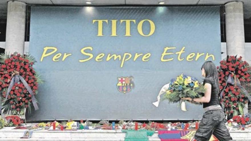 Los aficionados continúan visitando el altar de Tito