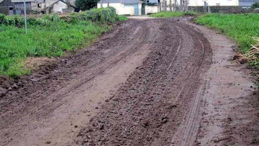 Estado que llegó a presentar la carretera de acceso a la vivienda cercana a la explotación.