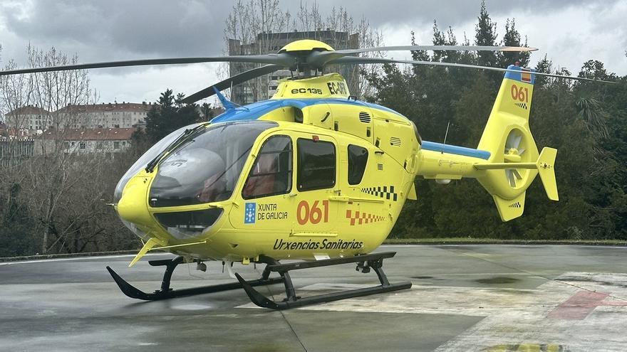 Movilizan al helicóptero sanitario para auxiliar a un hombre herido después de caerse de un tejado en Santa Comba