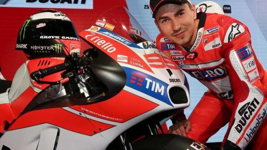 Jorge Lorenzo, ayer junto a su nueva Ducati.