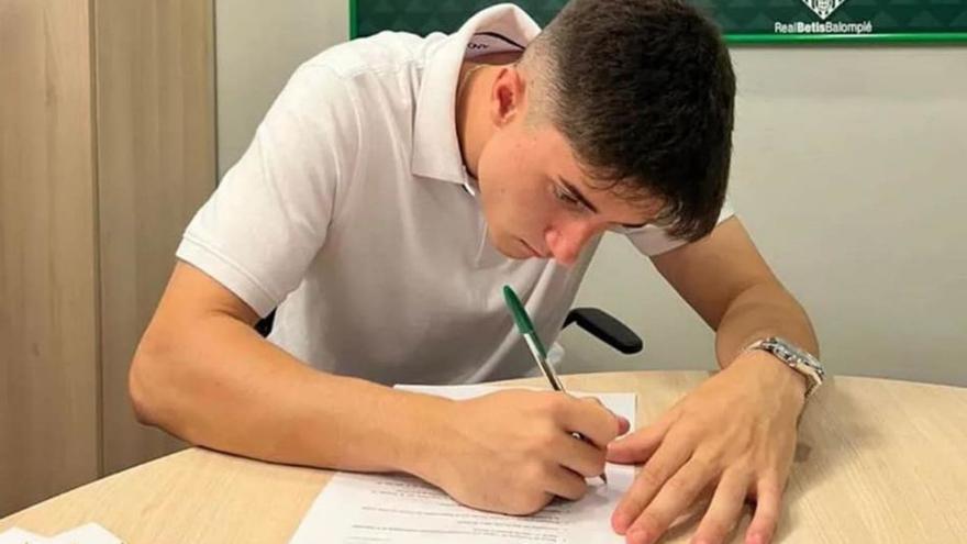 Ginés Sorroche firma su contrato con el Betis. | L.O.