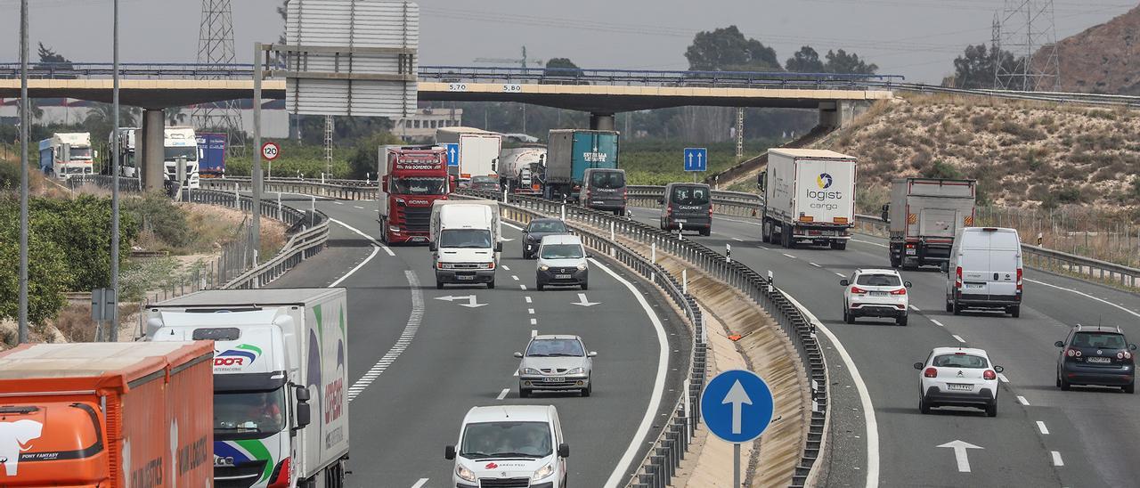 Vehículos circulando entre Orihuela y Crevillent en la A-7