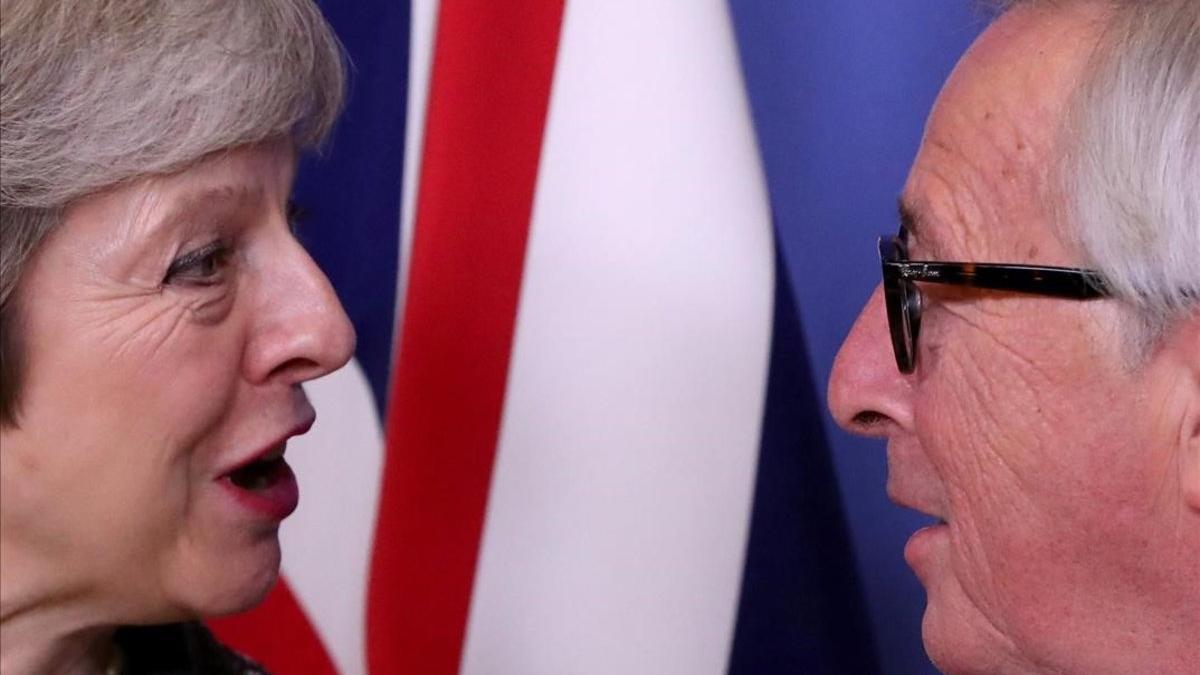 La primera ministra británica, Theresa May, y el presidente de la Comisión Europea, Jean-Claude Juncker, en un encuentro en Bruselas el pasado diciembre.