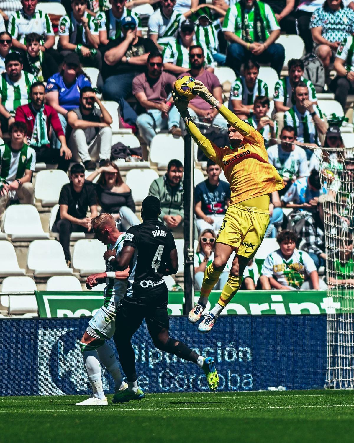 Dituro atrapa un balón durante el partido contra el Córdoba