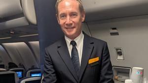 El CEO de la marca Lufthansa, Jens Ritter, infiltrado entre la tripulación de un vuelo.