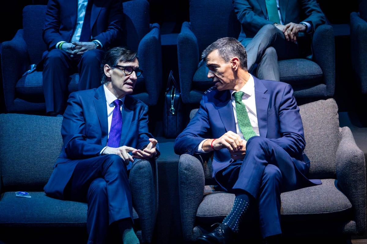 El president de la Generalitat, Salvador Illa, junto al presidente del Gobierno, Pedro Sánchez.