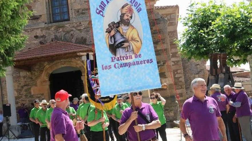 Un grupo de campaneros porta el estandarte de San Paulino de Nola.