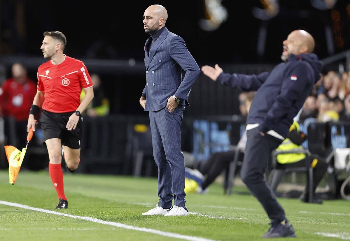 Claudio Giráldez y Manolo, en sus respectivos banquillos, durante la última visita del Espanyol a Balaídos.