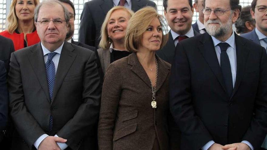 Herrera junto a Cospedal y Mariano Rajoy, ayer, en Madrid.