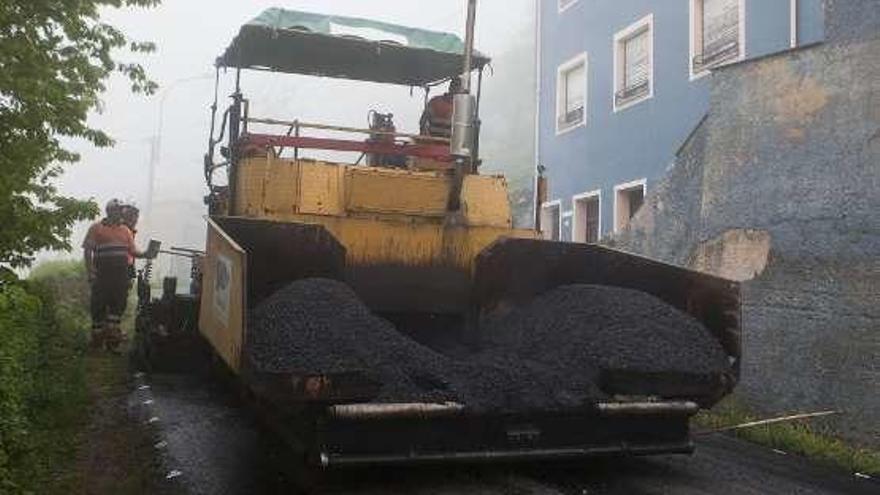 Las obras de la carretera de Les Quintanes y El Meruxal, ayer.