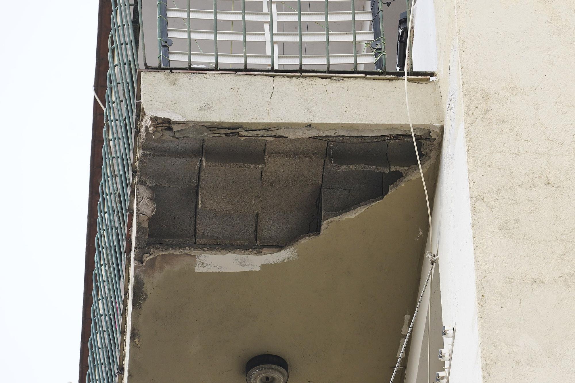 Es desprenen parts de dos balcons d'un bloc de pisos de Salt