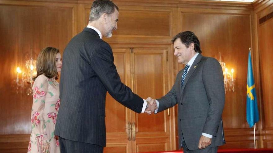 El Rey Felipe VI saluda a Javier Fernández, ayer, en presencia de la Reina Letizia.