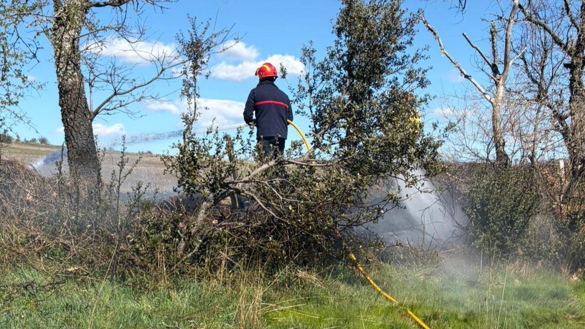 Los Bomberos de la Diputación de Zamora sofocan un incendio en Sejas de Aliste.