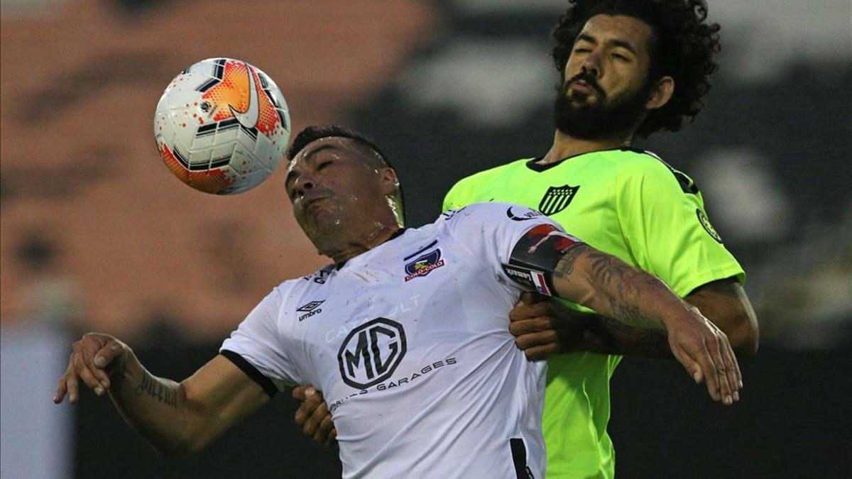 Colo Colo hace respetar su cancha y derrota a Peñarol