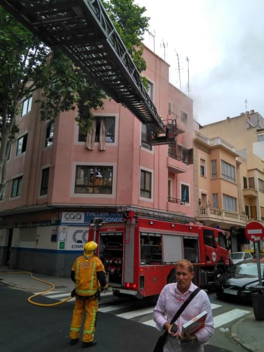 Una decena de vecinos, desalojados por un incendio en Palma