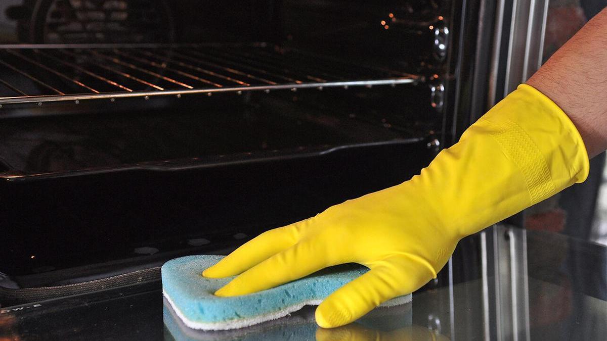 La espuma de afeitar, el nuevo método para limpiar tu horno.