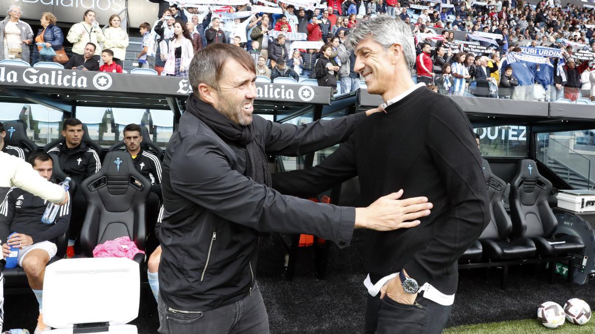 El Chacho y Alguacil se saludan antes del inicio del partido.