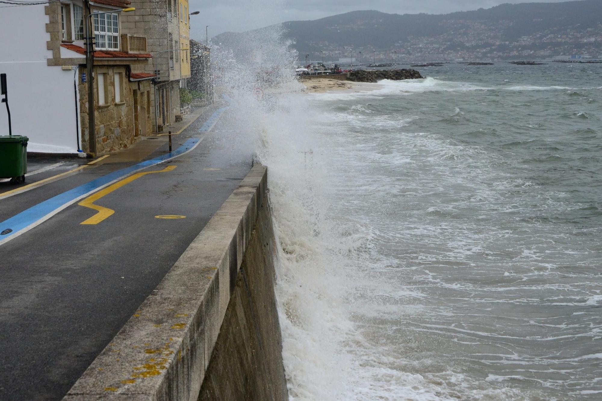 Una tromba de agua y el intenso viento suspende los barcos y causa desperfectos en O Morrazo