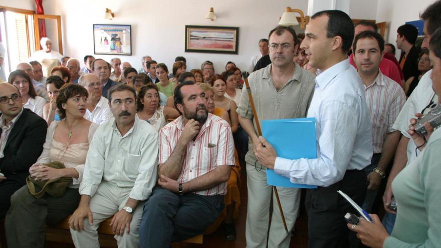 Juanma Costa, del PP, con la vara de mando, antes del inicio del pleno, en 2005, en el que se votó la moción de censura. | VICENT MARÍ