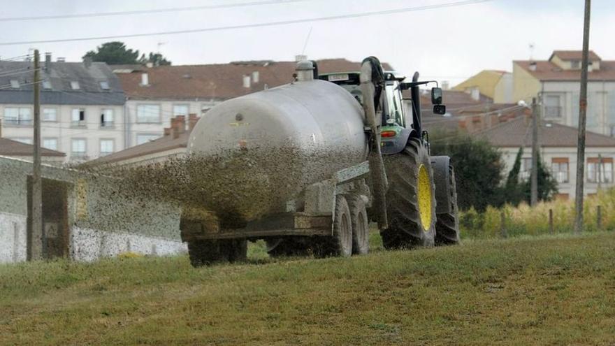 El Gobierno carga a los agricultores con más costes para limitar el impacto de los abonos