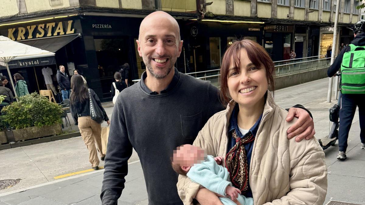 Alicia Molanes y Jorge Mirás, con el pequeño Mateo, en la Plaza Roja de Santiago.