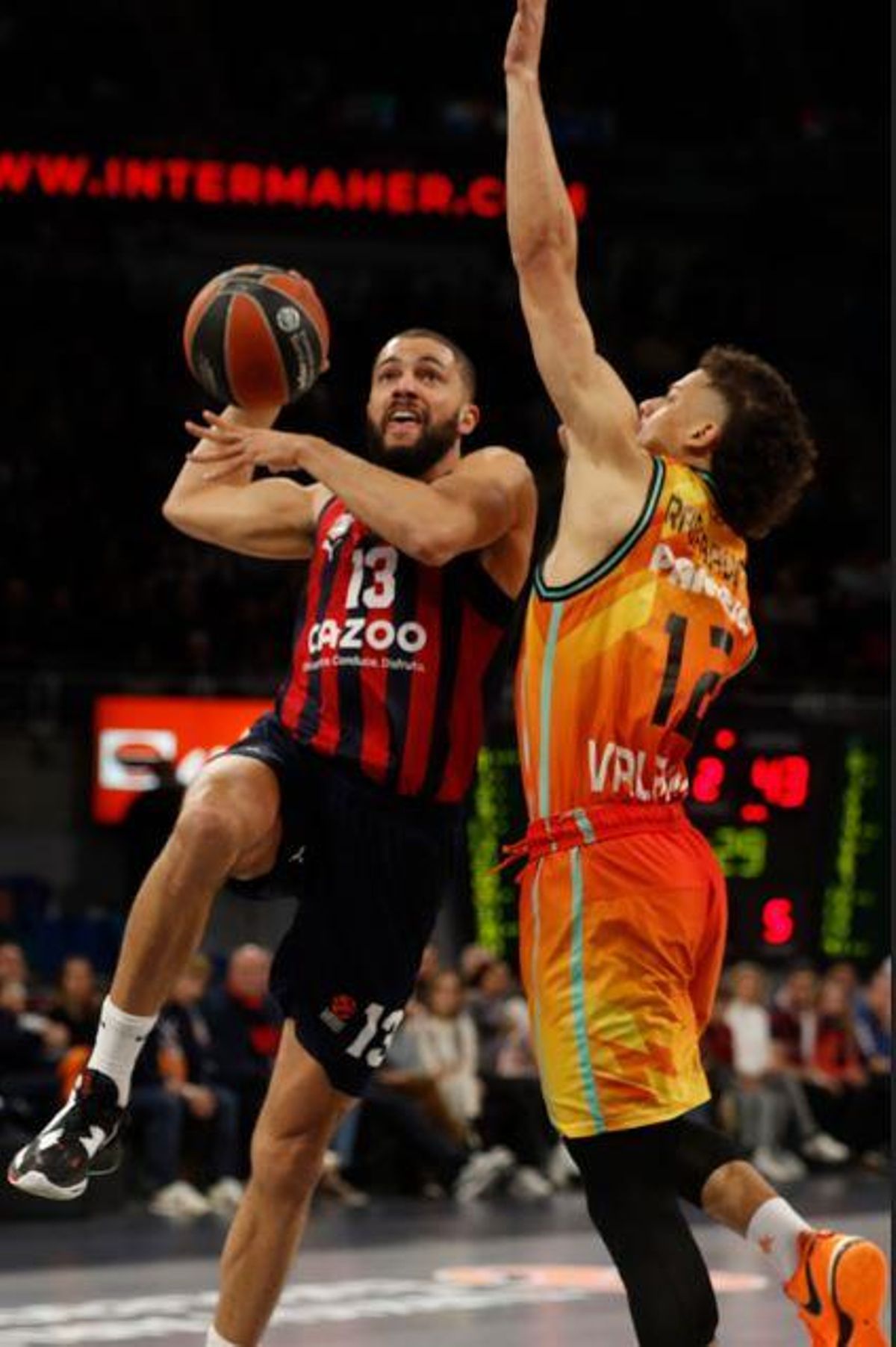 Darius Thompson, ante Jonah Radebaugh en un partido entre Baskonia y Valencia Basket