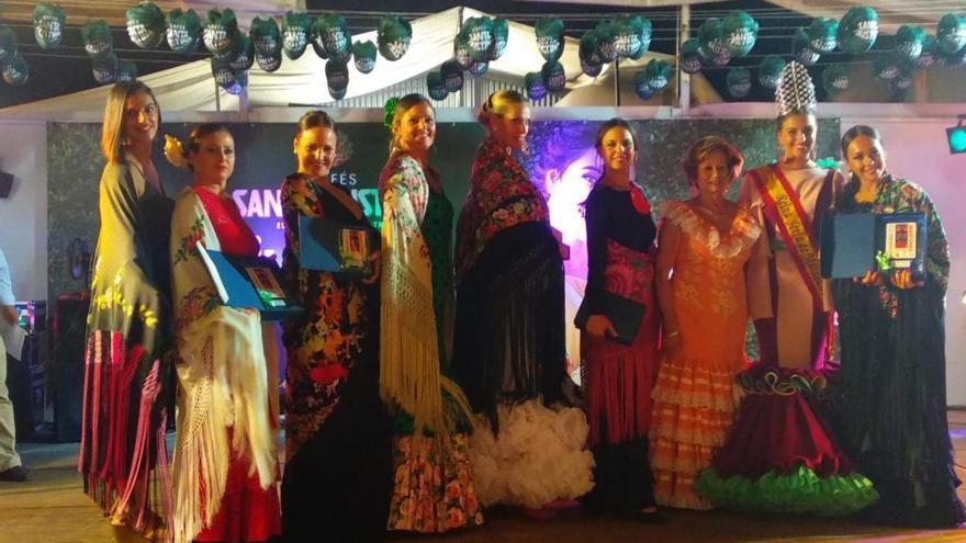 En la imagen las ganadoras del concurso de mantones de manila con algunas de las organizadoras.