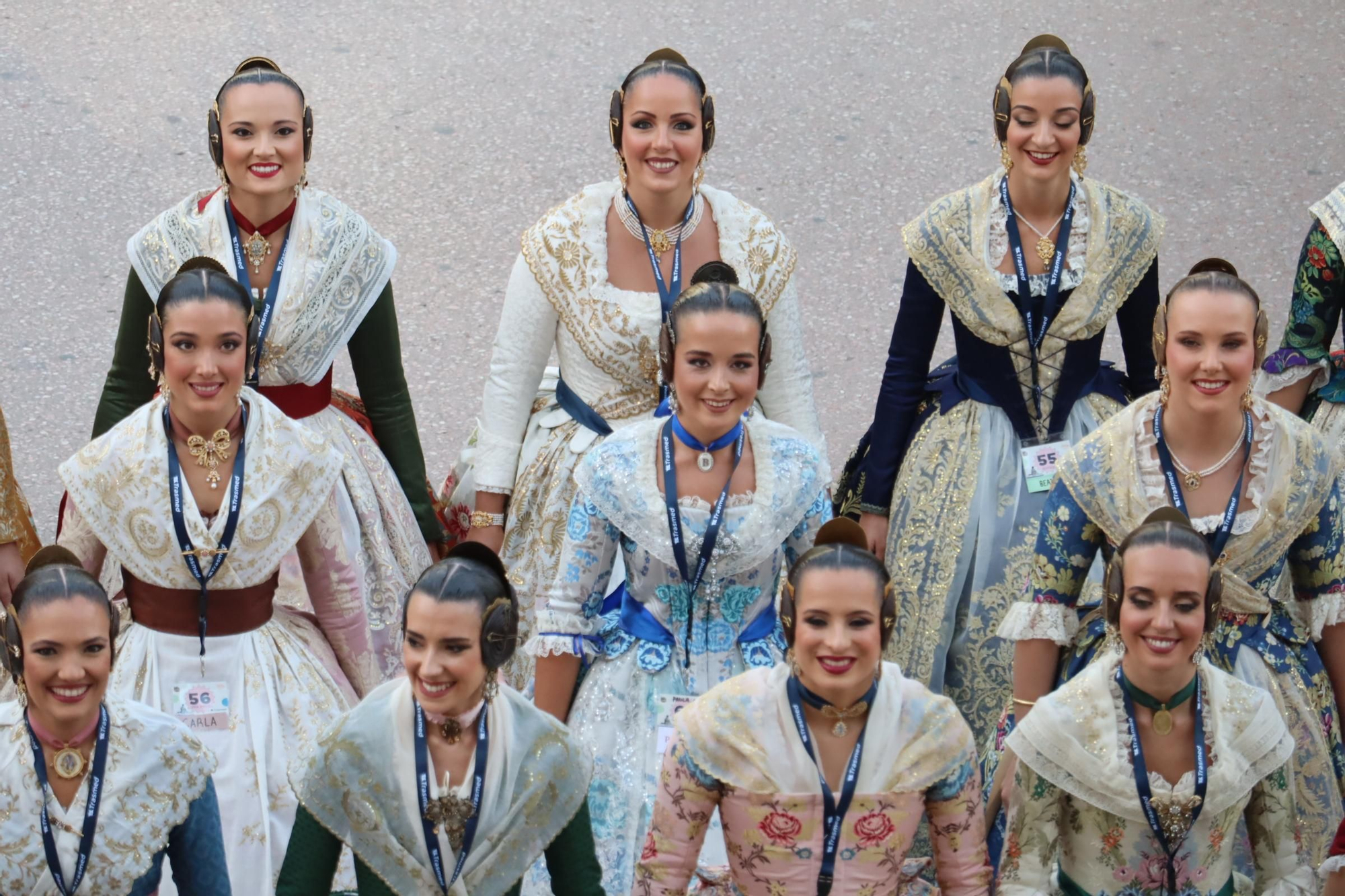 Concentración fallera en la Plaza del Ayuntamiento con las candidatas a FMV2025