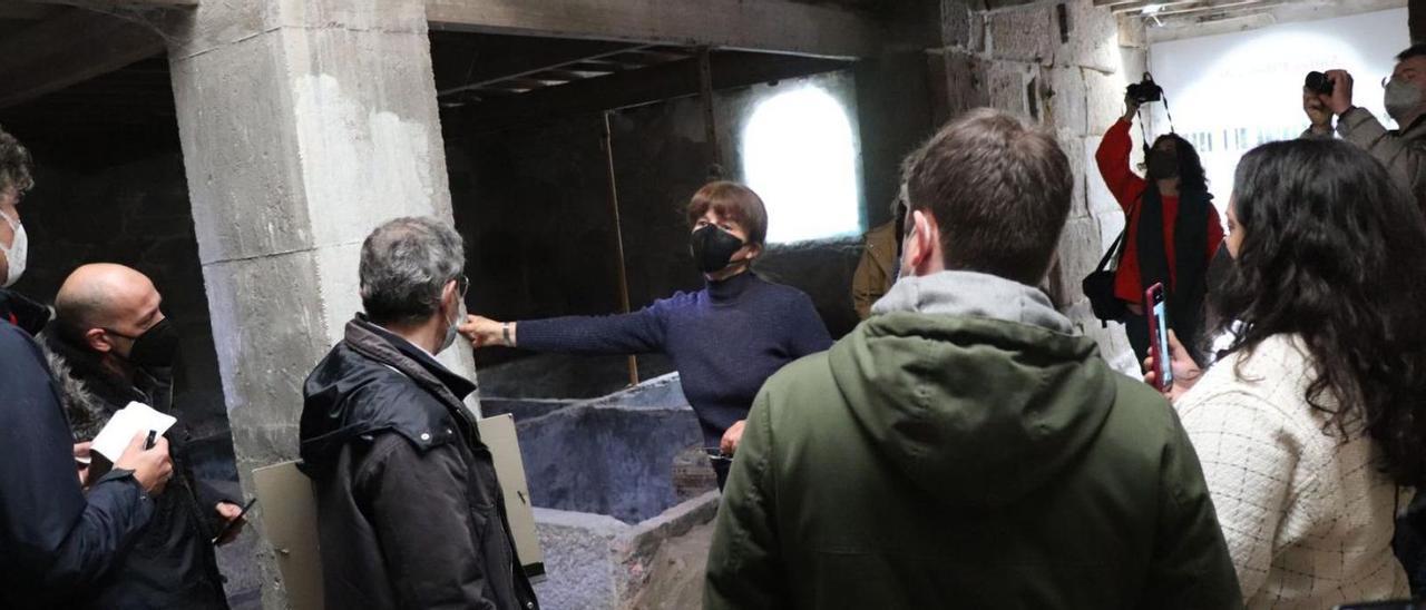 La directora del Museo Massó, Covadonga López, ofrece explicaciones a los estudios de arquitectura en la Salazón Piñeiro durante la visita guiada de hace unos días. |   // M.M.
