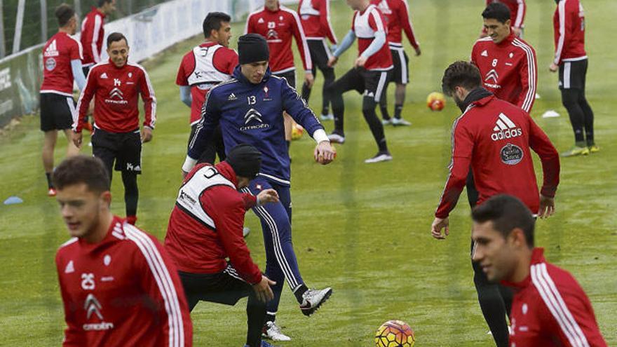 Una imagen de un reciente entrenamiento del Celta en las instalaciones deportivas de A Madroa. // Adrián Irago