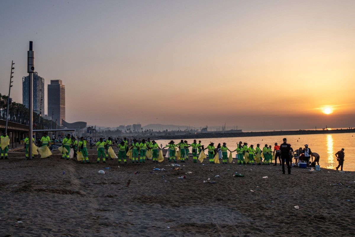 Limpieza de las playas de Barcelona tras la verbena de Sant Joan 2025