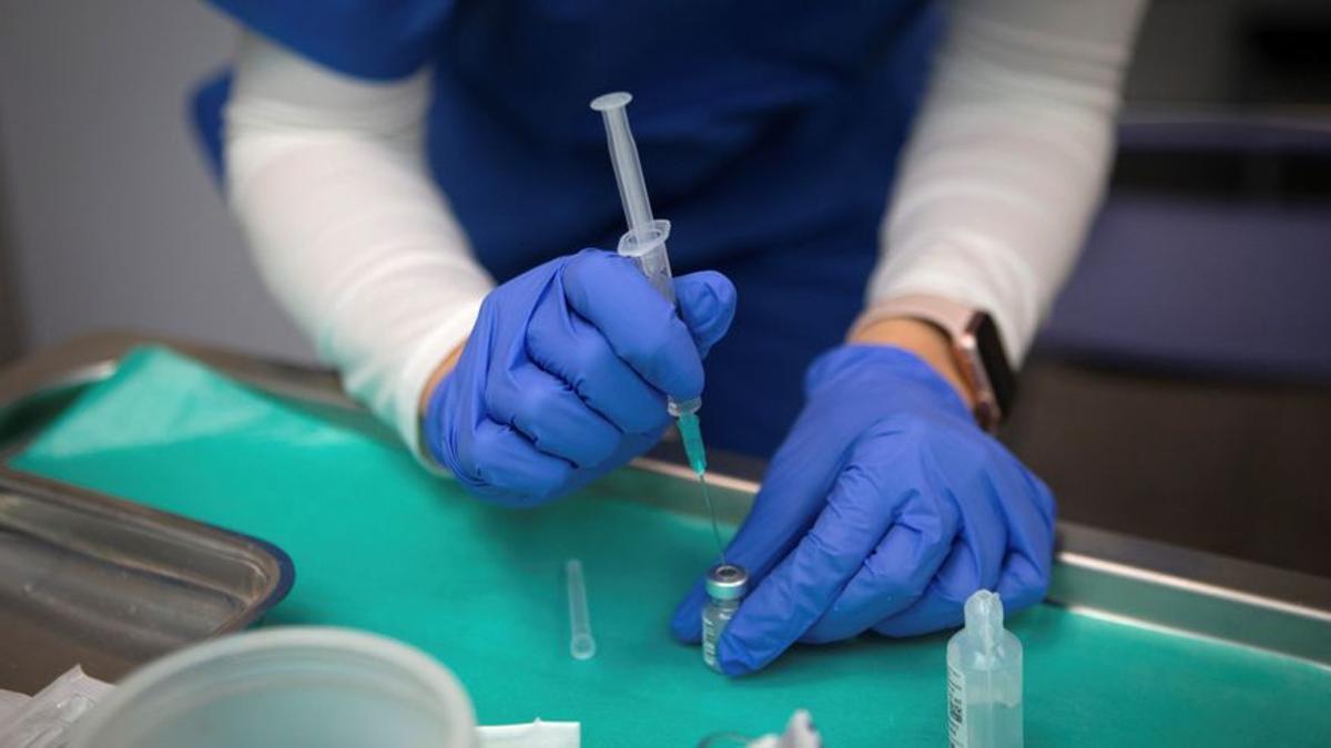 Asturias administra el 100% de las dosis de la primera remesa de vacunas, aunque está a punto de entrar en la tercera ola