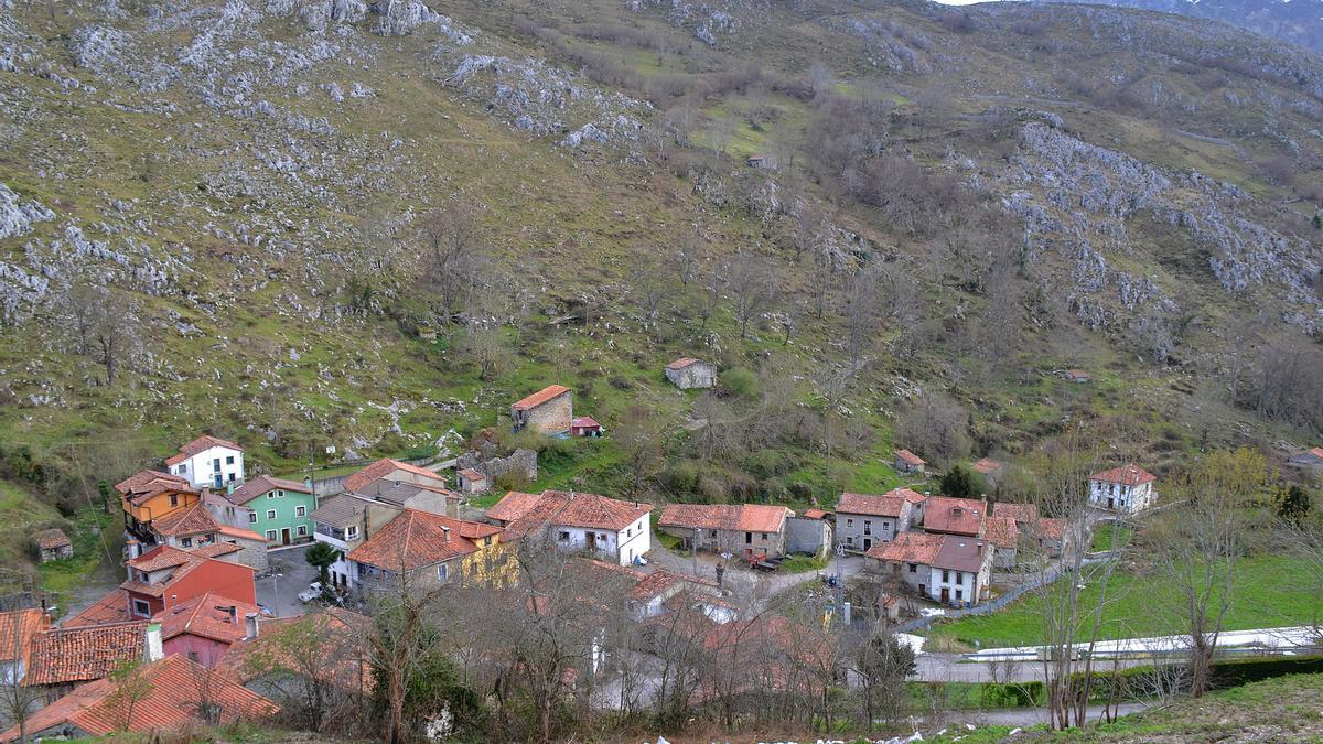 Algunas casas del pueblo de Oceño.