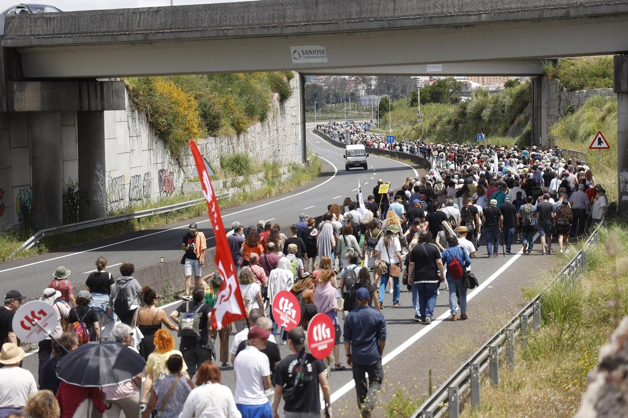 Miles de gallegos marchan de Pontevedra hasta Lourizán en protesta por las celulosas de Ence y Altri